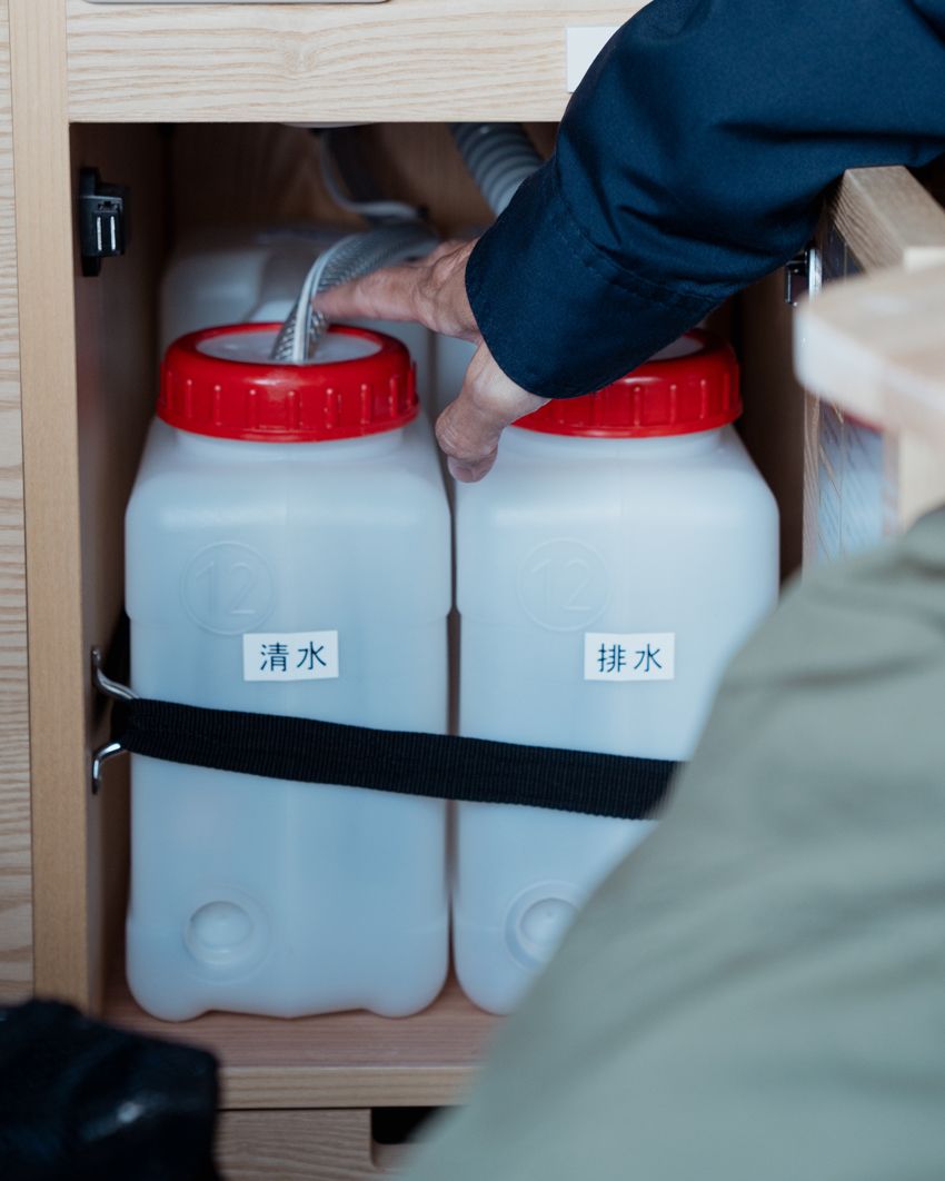 カスタム費700万円の「トヨタ ハイエース」でもまだ不満!?とろサーモン村田のこだわり詰まったカスタム車 - 17枚目の画像