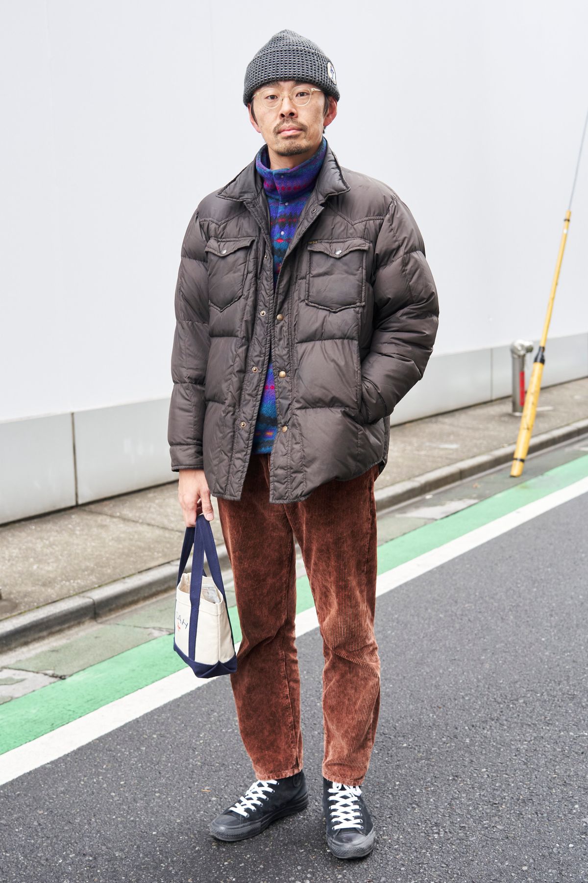 ダウンジャケット＝ポロラルフローレン　フリース＝パタゴニア　 パンツ、帽子、バッグ＝すべてノア　シューズ＝コンバース　眼鏡＝白山眼鏡店 