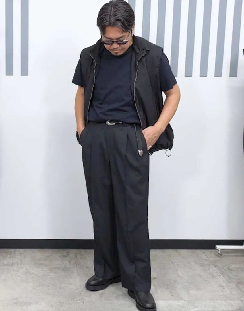 黒スニーカーに黒ブーツ、黒スラックスを比較検証！ 差がつく“黒アイテム”をプロ目線で厳選 - 4枚目の画像