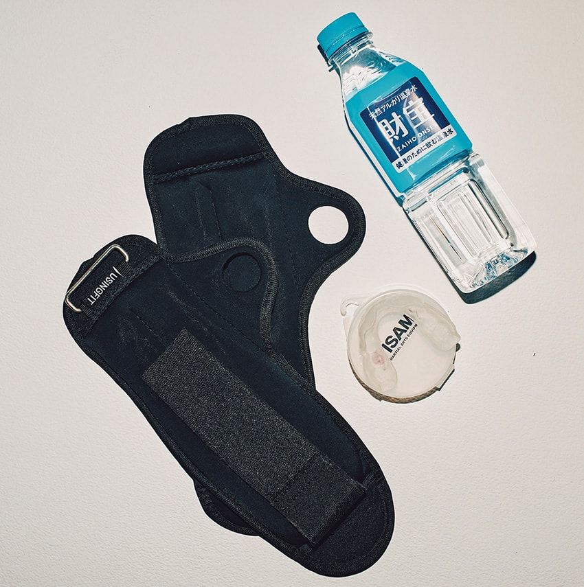 いつも愛飲しているのが天然アルカリ温泉水の「財宝」。普段使っているマウスピースとリストウェイトも持参してもらった。