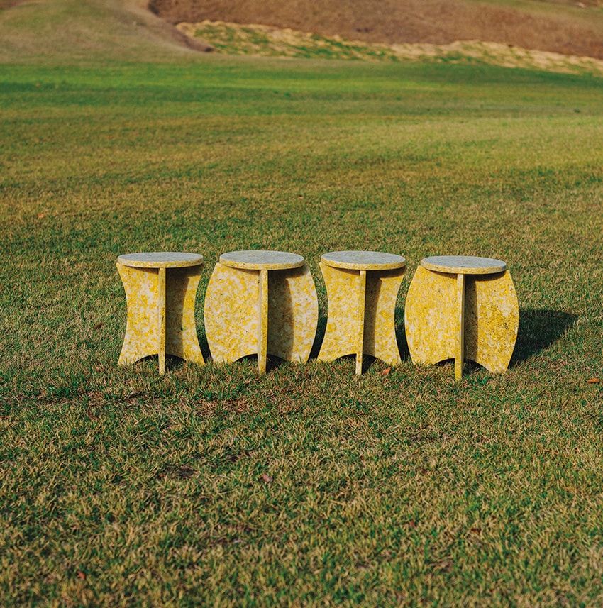 分解と再構築が可能なシンプルデザインのスツール。色の出方がさまざまという点は、むしろ大きな魅力だ。