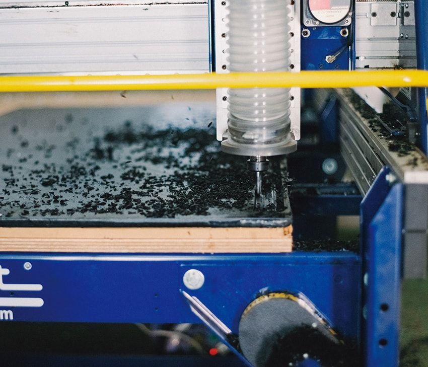 木工加工や金属加工に使用される機械を活用していることもあり、さまざまなプロダクト開発ができるという。しかも生み出すのはプラスチックらしい風合いを活かしたマテリアル。廃棄されるしかなかった“ゴミ”に新しい息吹を吹き込むのだ。