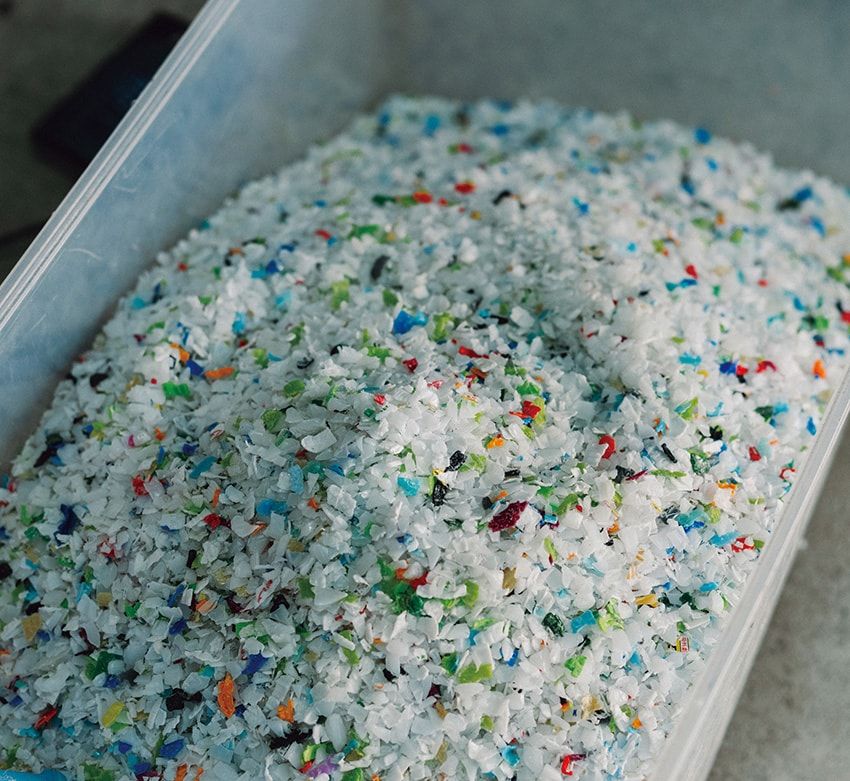 役割を終えた廃棄物から、100%リサイクルのマテリアルを生成するリマーレ。分別や処理が困難な複合プラスチックも見事に再資源化。板材はおよそ1畳もの大判サイズでの成形を可能にしている。