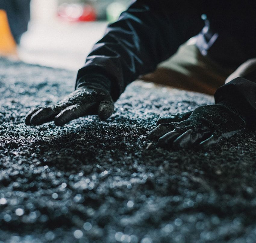 三重県鳥羽市にある自社工場では、素材の回収・洗浄・粉砕・成形・加工・商品製造までを一貫して行うため、廃棄漁具をはじめとする多様なプラスチックが集まってくる。