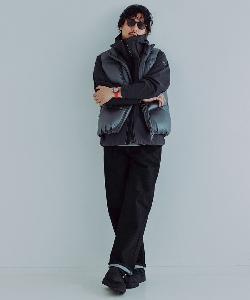 腕時計26万9500円／タグ・ホイヤー（LVMH ウォッチ・ジュエリー ジャパン タグ・ホイヤー　03-5635-7030）、ダウンベスト5万5000円／デサント オルテライン 81、ジャケット8万8000円／デサント オルテライン（ともにデサントジャパン　0120-46-0310）、デニム1万6500円／シップス、ブーツ3万800円／クラークス オリジナルズ × シップス（ともにシップス 渋谷店　03-3496-0481）、サングラス7万5900円／アイヴァン 7285（アイヴァン 7285 トウキョウ　03-3409-7285）