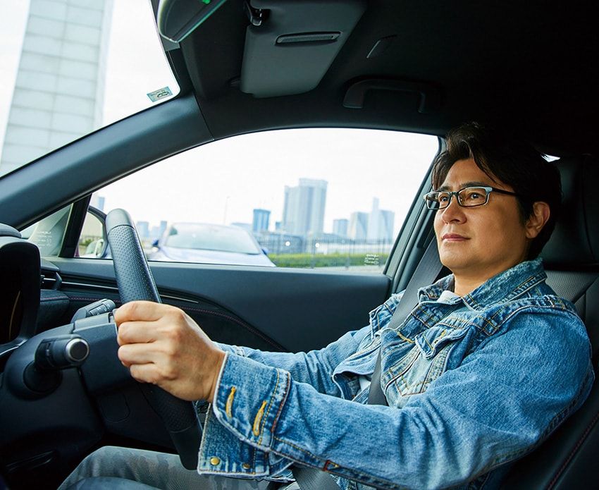 「ホットハッチ、GRヤリス譲りの直3ターボは出力304ps /トルク400Nmという数字以上に“伸びの余力”を感じます。街中からワインディングまでストレスがない。MT派のツボを押さえた大きなシフト表示や、視線移動が少ないメーターは好印象です」。