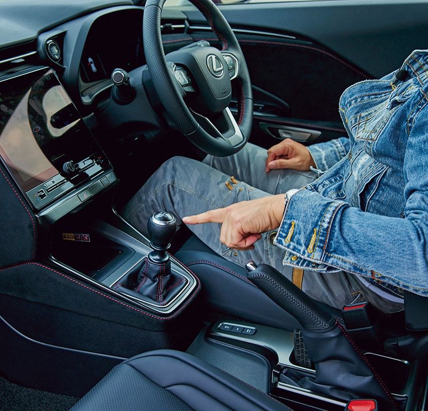 操る楽しさを極限まで追求した、LBX MORIZO RRの6速MT。ショートストロークかつ節度あるシフトゲートは、手首ひと捻りでピタッと決まる。日常速度でもクルマとシンクロして、つながる感覚が心地いい。この6速MTの体験をLBXだけに閉じず、ぜひほかのモデルにも波及させ、レクサスの未来へとつないでほしい。