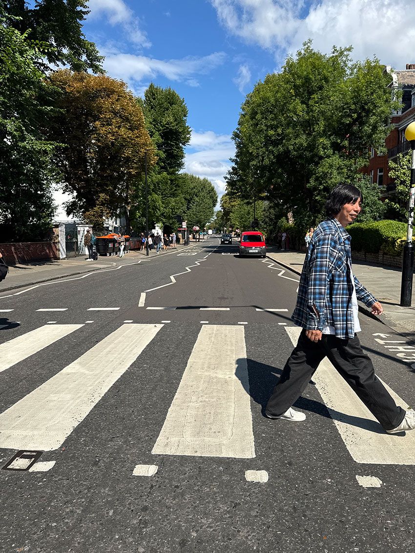 ザ・ビートルズのアルバム『アビイ・ロード』のジャケット写真で有名なアビイ・ロードにて。