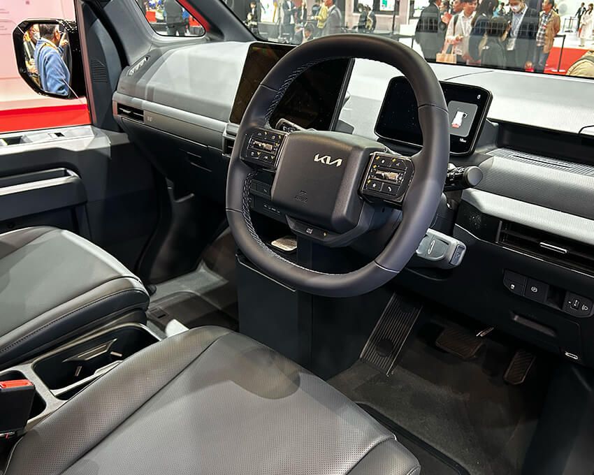 韓国は左ハンドルの国だが、展示車は右ハンドル。もう日本向けの準備が着実に進んでいる。