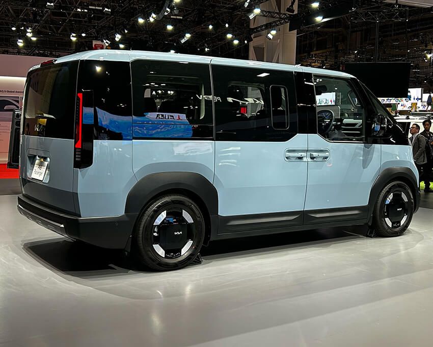 荷室の床の高さはハイエースより約20cmも低いため、荷下ろしが格段に楽になるという。