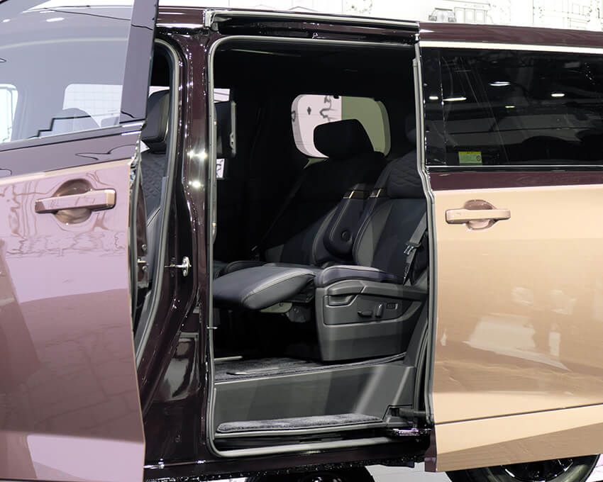 2列目はオットマン＆リクライニング機能付きシート。