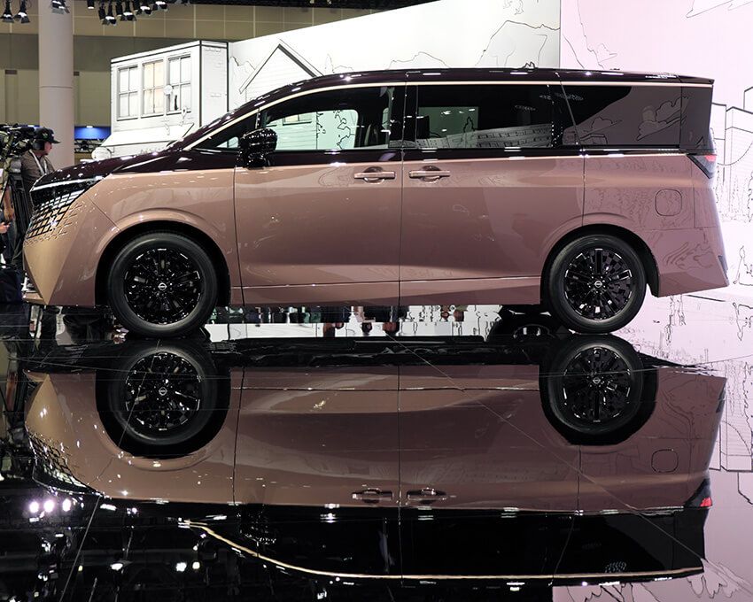 展示車のボディカラーは、富士の黎明の一瞬を切り取り自然美を表現した「FUJI DAWN（フジドーン）」と、日本で古来より高貴さや格式の高さを象徴する色から着想したという「至極（シゴク）」の2トーン。