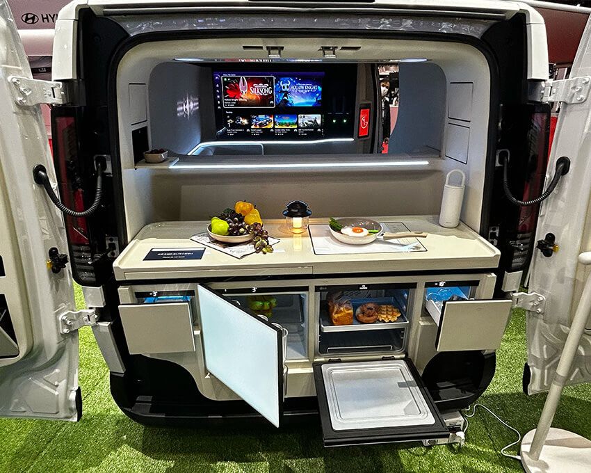 シアタールームとキッチンスペースを備えたキャンピングカー仕様。