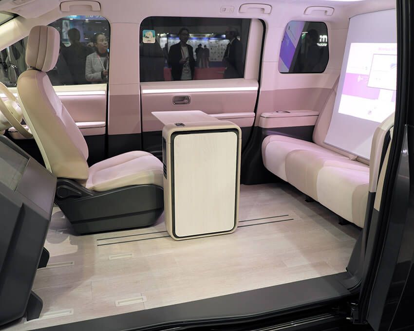 展示車は大型スクリーンを備え、シアタールームやリモートワーク部屋として使える設定。