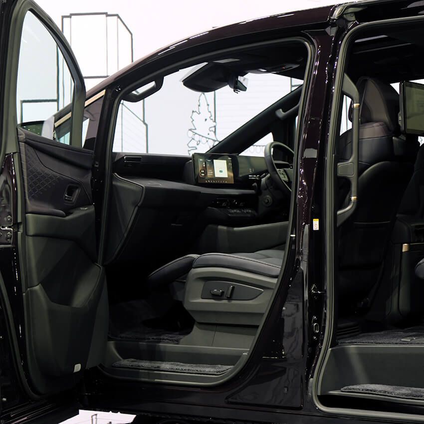 メーターディスプレイとセンターディスプレイが横に並んで統合されている。