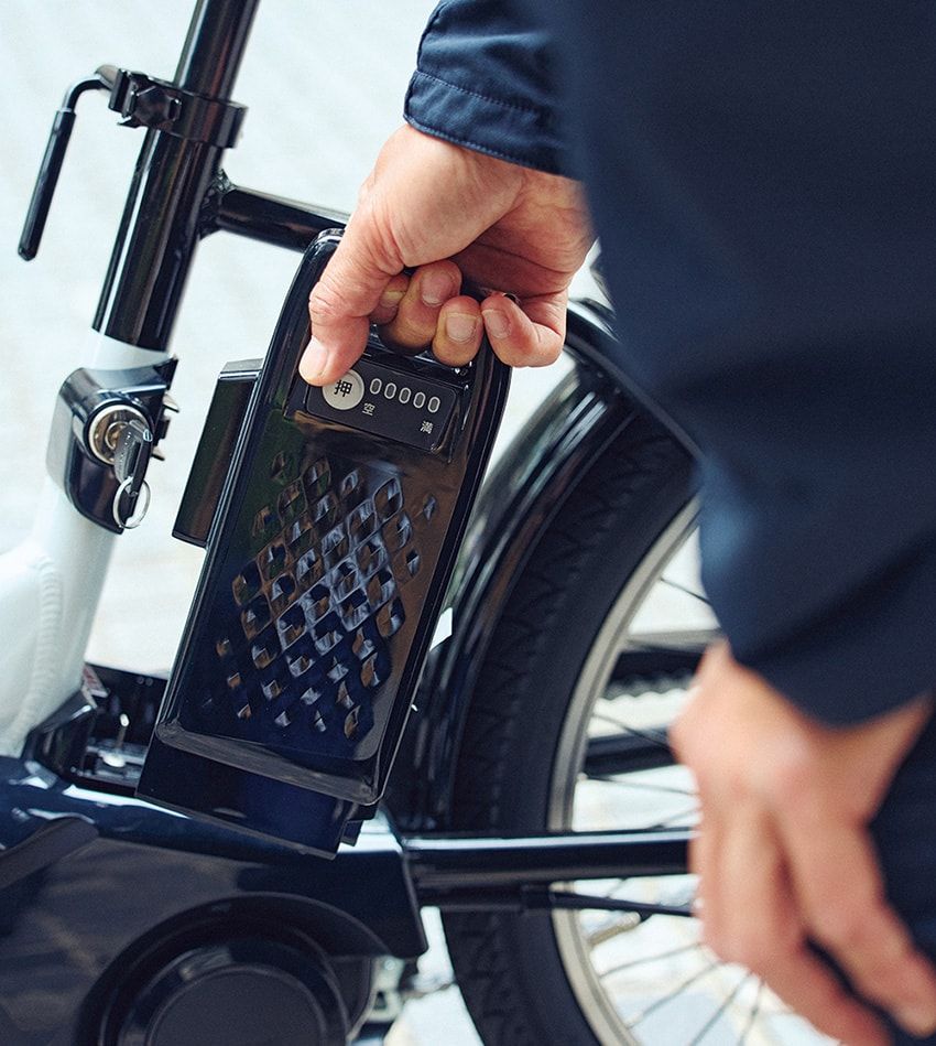 パナソニックから、“漕がない自転車”が登場!? まるで電動スクーターのように、ススーッと快適 - 1枚目の画像