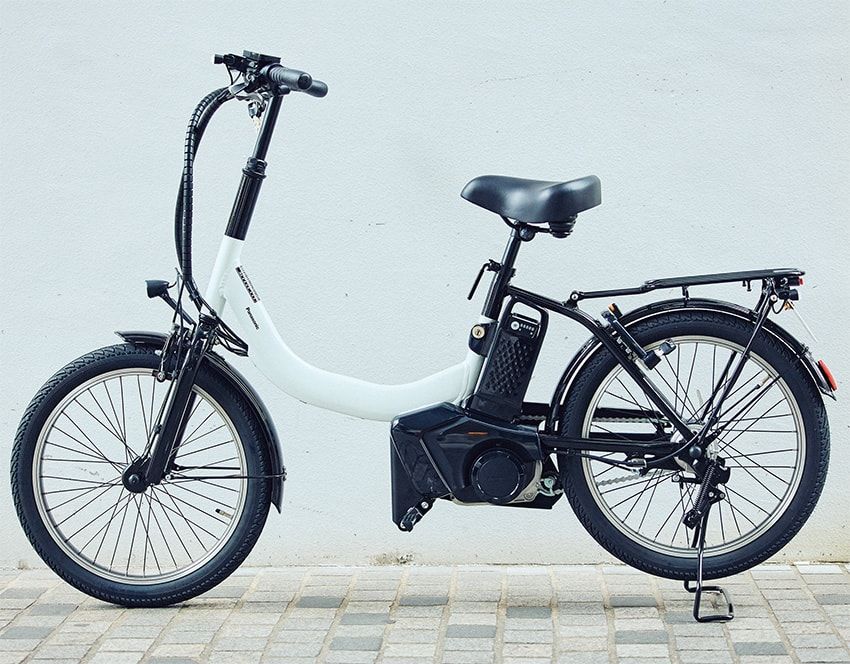 国内大手メーカー初の特定小型原動機付自転車。都市部の段差に適したタイヤのほか、自転車用のパーツを全面的に採用しているため、街の専門店で容易にメンテナンスができる。最高時速は20㎞。自転車のような気軽さで、バイクのような快適が手に入る。12月上旬発売予定。全長1610×全幅585mm。23万4000円／パナソニック サイクルテック　0120-781-603