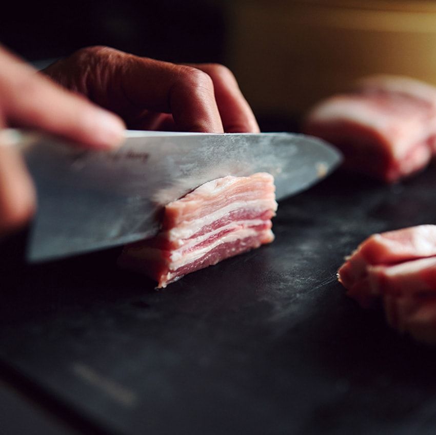 豚肉は厚めにスライス。冬の野菜と合わせて食べ応え十分に。