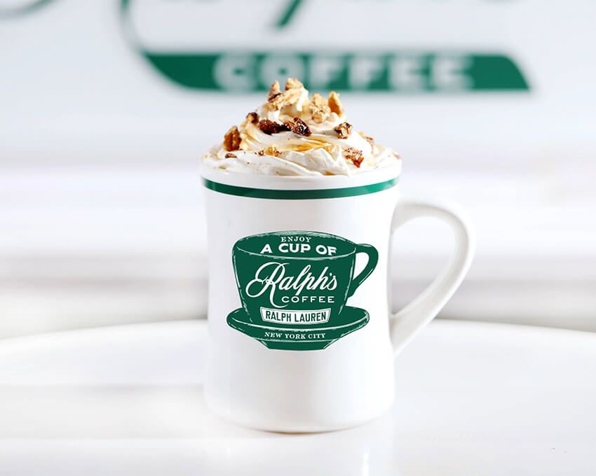 ロースト＆キャラメリゼしたピーカンナッツとエスプレッソの風味、濃厚キャラメルの甘味が見事に調和した一杯。キャラメル ピーカンナッツ ラテ847円［イートイン］、831円［トゥーゴー］／ポロ ラルフ ローレン（ラルフズ コーヒー 西武池袋本店　03-5924-6537）