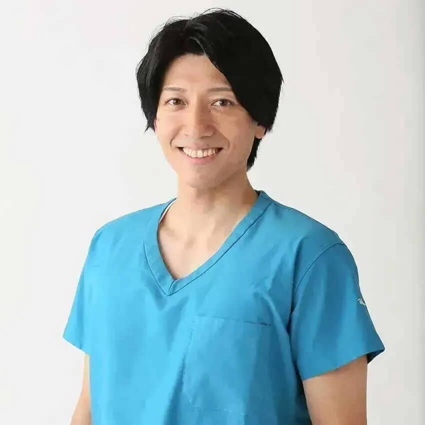 ストレッチ整体師とも先生●滋賀県草津市で唯一の「慢性腰痛 専門整体院」である整体院智-TOMO-の院長。日本代表のプロサッカー選手から94歳の患者様まで幅広く施術している。YouTubeのチャンネル登録者数は50万人を超え、メディアへの出演実績も多数。目標は「全世界から腰痛をなくし、健康寿命を伸ばす」こと。