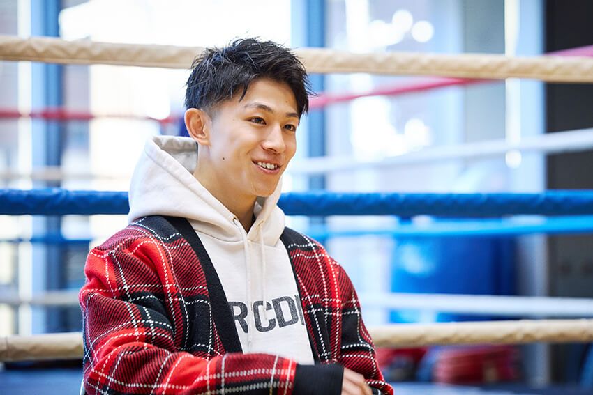 ムエタイ世界王者・吉成名高をパパラッチ！黒デニムで魅せた等身大の私服スタイル - 14枚目の画像