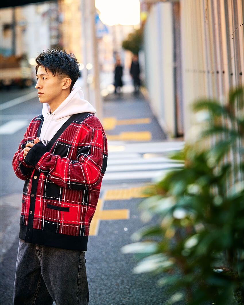 ムエタイ世界王者・吉成名高をパパラッチ！黒デニムで魅せた等身大の私服スタイル - 1枚目の画像