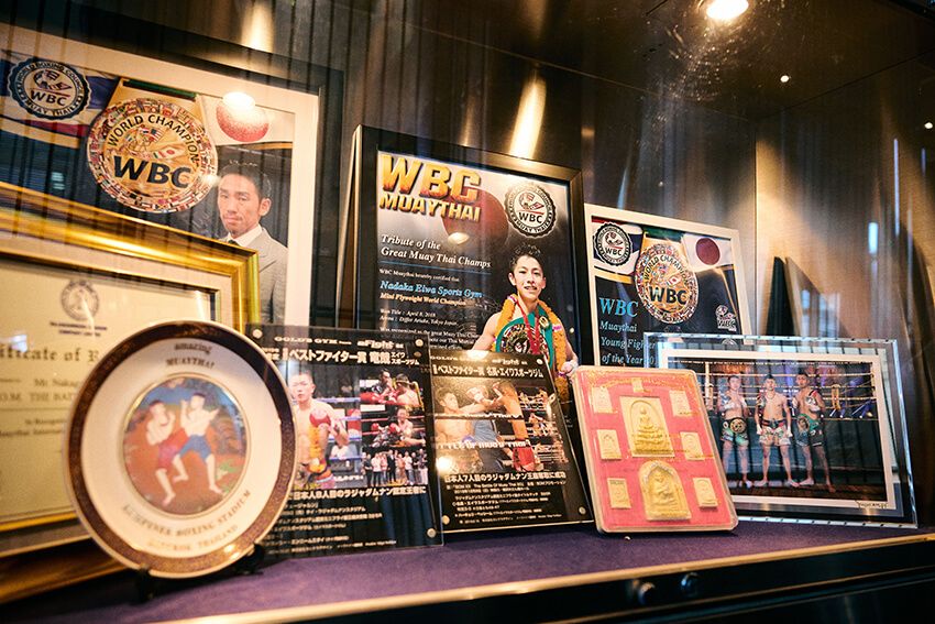 ムエタイ世界王者・吉成名高をパパラッチ！黒デニムで魅せた等身大の私服スタイル - 17枚目の画像