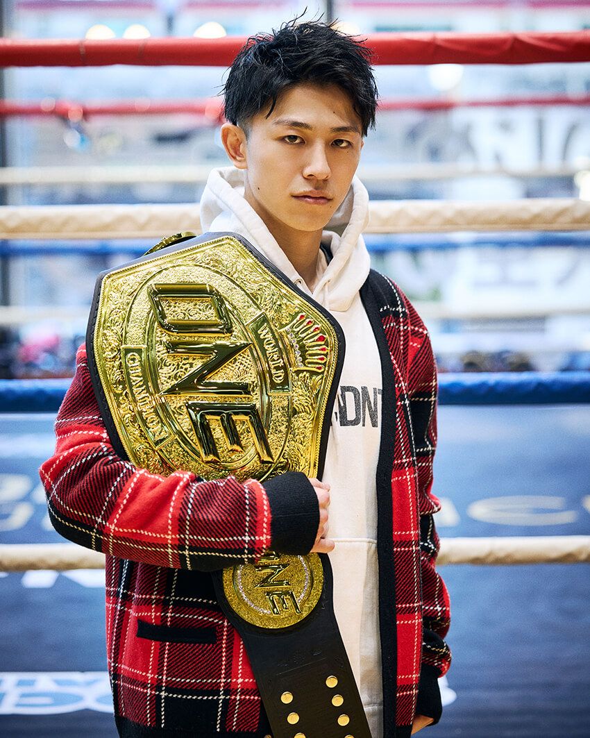 ムエタイ世界王者・吉成名高をパパラッチ！黒デニムで魅せた等身大の私服スタイル - 19枚目の画像