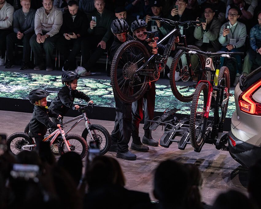 車のリアに取り付けるバイクキャリアは道交法への適性により日本では限定的な取り扱いとなっている。