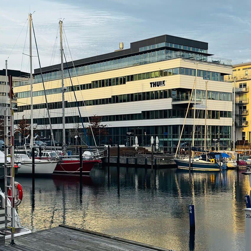 本社はスウェーデン南部の自然と都市が共生するマルメーにある。