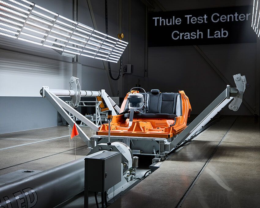 自動車のテレビCMで見るような衝突実験も、最高峰の設備を備え行われていた。