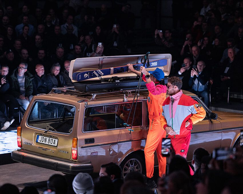 電気仕様にカスタムされたボルボエステートに積まれた、スーリーを代表するルーフボックス「コンビボックス（Combibox）」の初期型。