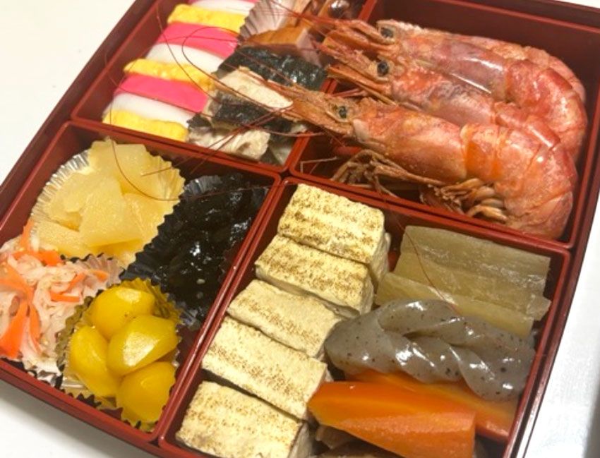 こちらは知人に提供してもらった、通常のおせち料理。