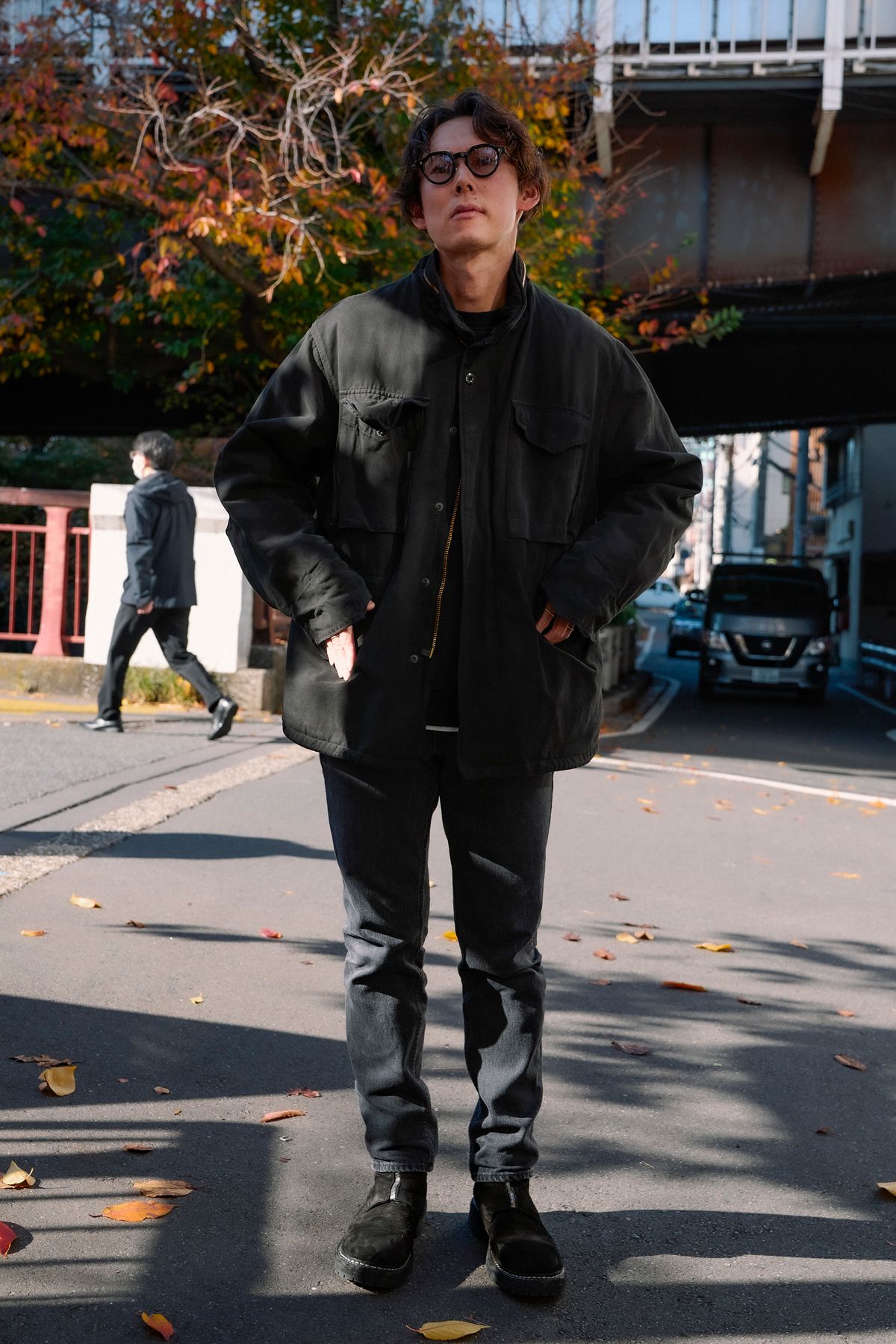 ジャケット、カットソー、パンツ＝すべてコモリ