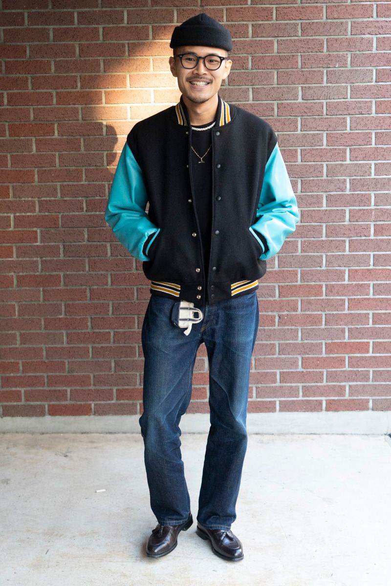 ジャケット＝セトルマイヤーズ　スウェット＝メゾンマルジェラ　デニム＝リーバイス　シューズ＝バーウィック　帽子＝古着　眼鏡＝ゾフ　ネックレス＝ノーブランド ブレスレット ホワイトマウンテニアリング