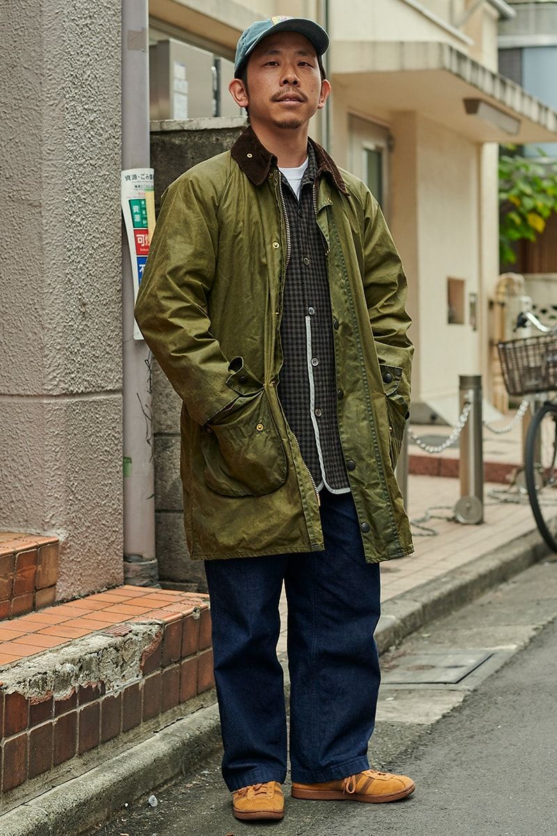 ジャケット＝バブアー　シャツ、デニム＝ともにコムデギャルソン　スニーカー＝アディダス オリジナルス