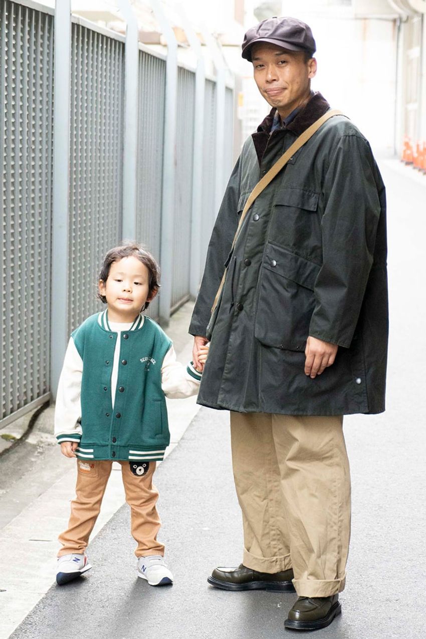 【バブアー応用編】コラボ、ワッペンアレンジ、意外な合わせ……定番ブランドの潜在能力を街角スナップで！ - 2枚目の画像
