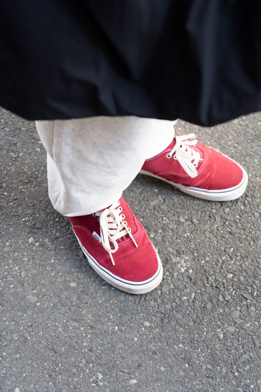 ニューバランス、ヴァンズ、アディダスetc.“色スニーカー”で装いを格上げした5つの実例 - 11枚目の画像