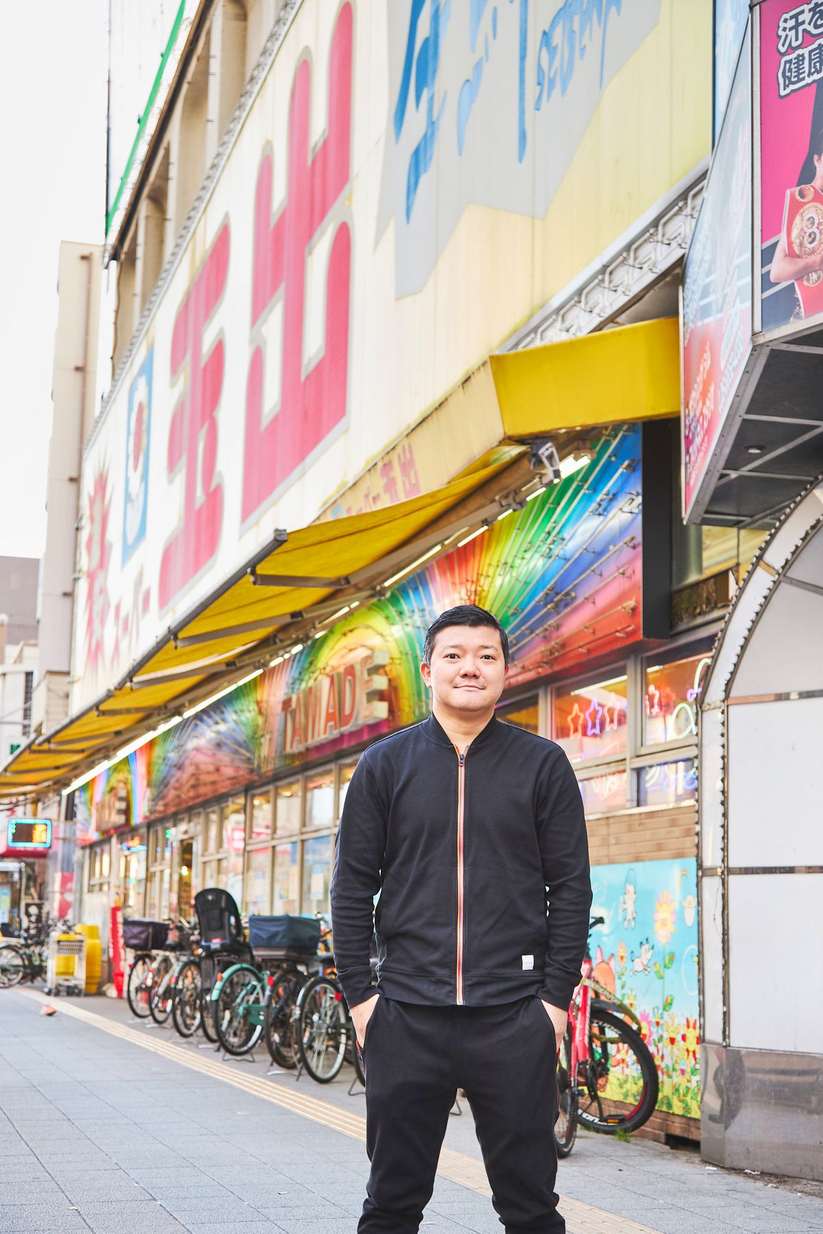 1989年生まれ、大阪市西成区出身。元プロボクサー。リングで倒れないタフネスさから”浪速乃弁慶”と呼ばれていた。2010年にWBA世界フライ級王座、2013年にIBF世界スーパーフライ級王座を獲得。2015年、左目の網膜剥離により引退。現在は地元の西成で「KWORLD3ボクシングジム」の会長を務める。YouTube@kamedadaiki  instagram@daikikameda3