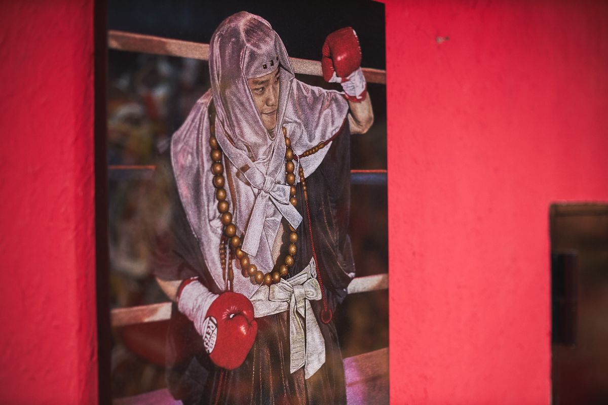 ジムに飾られていた、武蔵坊弁慶を模したコスチュームで入場する現役時代の大毅さん。