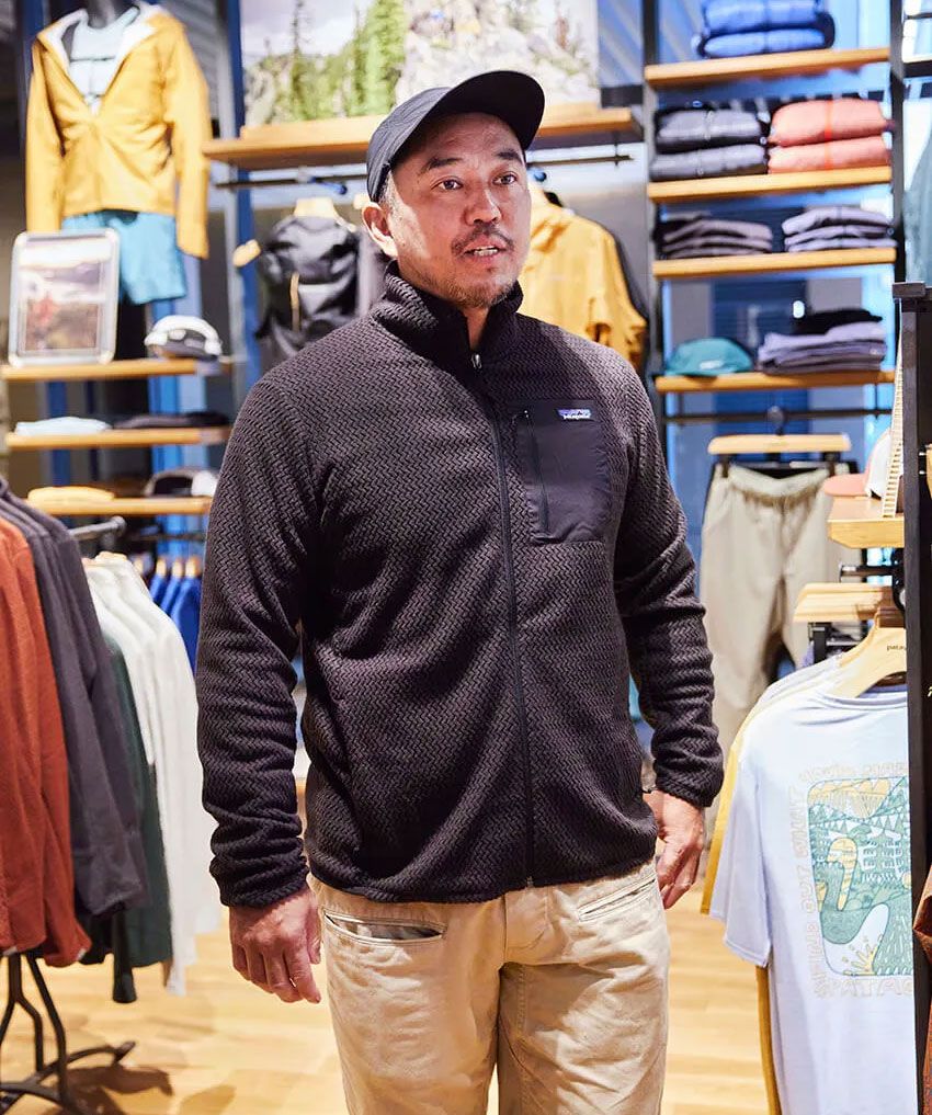 174cm、85kgのきのっちさんが着用しているのはLサイズ。「ゆったり着たい方はサイズを1つ上げてもいいかもしれません」。