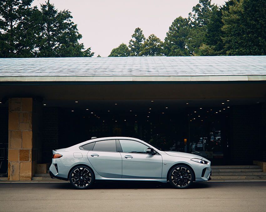 「M235 xDrive Gran Coupe」。車両価格：734万円〜。FFベースの4ドアクーペに“Mエッセンス”を注ぎ込んだ気持ち良さ全開の都会派スポーツ。2L直4ターボは300ps、xDriveが安定感ある走りを支える。俊敏なハンドリングと軽快な加速がFR信奉者も唸らせる。