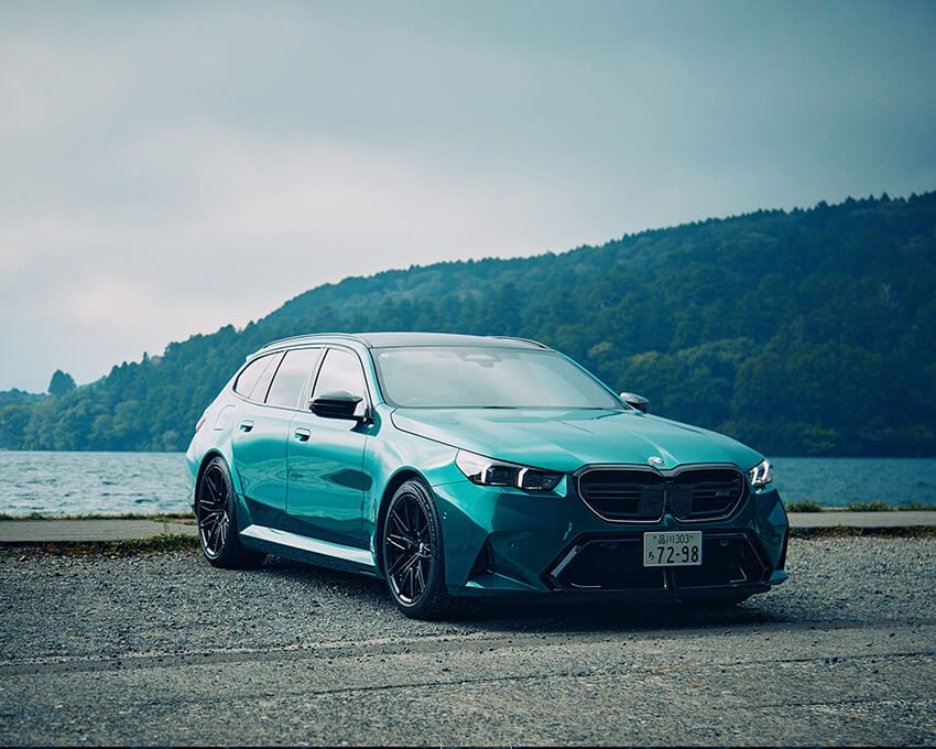 「BMW M5 Touring（PHEV）」。車両価格：2048万円〜。V8ツインターボ＋モーターで合計727psを誇るPHEVは、ワゴンの積める余裕とMの猛々しさを兼ね備えた“万能ジェントルビースト”だ。