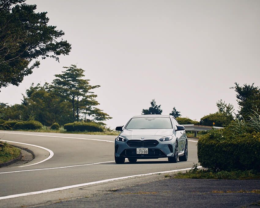 ワインディングを往復しても軽快かつ楽しい！ シフトパドル長引きで10秒間だけ作動する「ブーストモード」もこれまた面白い。