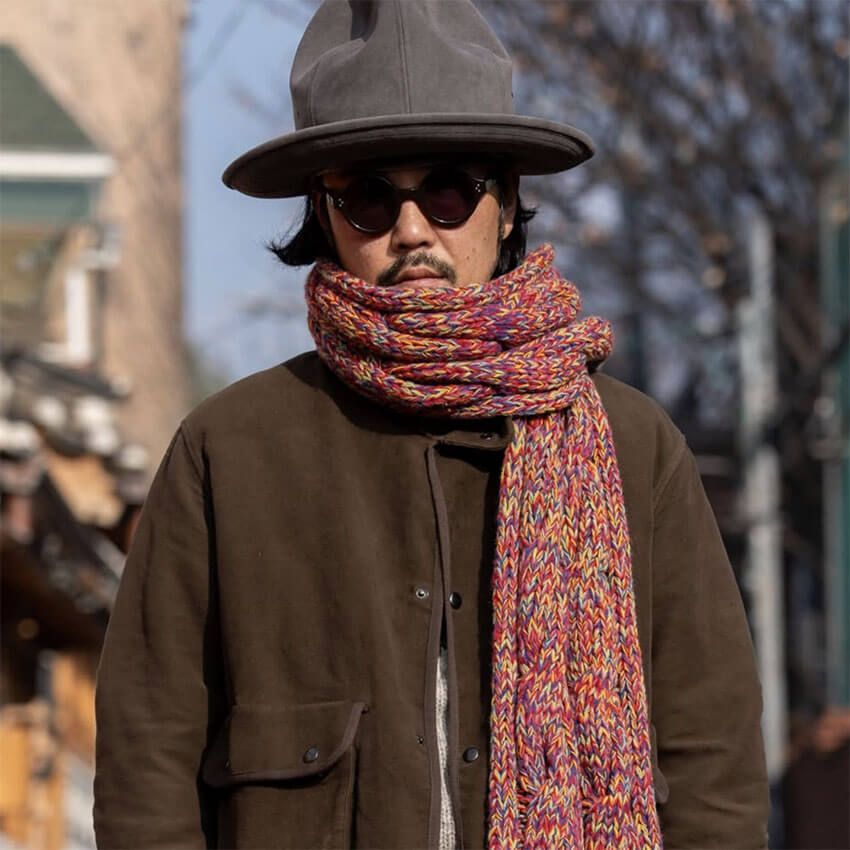 隅谷洋平●1978年生まれ。’98年にビームス ジャパンのオープニングスタッフとして入社し、新宿のビームスジャパン、丸の内店、銀座店を経て、’17年に韓国のソウルへ移住。現在はセレクトショップ「バーバーショップ（BARBERSHOP）」のスタッフとして活躍。休みの日も古着店を巡るほどの服好き。韓国グルメにハマり、移住してから体重は10kg増。韓国人より辛いものを食べる。Instagram：@sumitani78