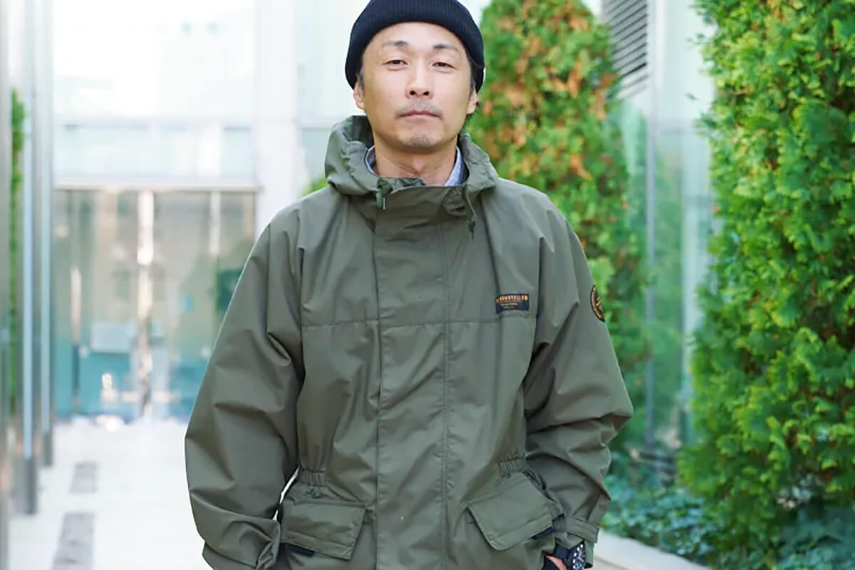 冬になると増える“カーキ色”コーデ。定番カラーとなったその魅力をスナップ5選で解説！
