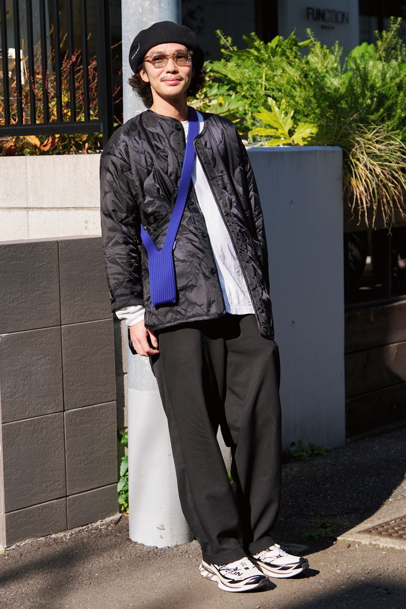 ジャケット＝ハイク　Tシャツ、パンツ＝ともにダブルタップス　シューズ＝サロモン　帽子＝ネイバーフッド　眼鏡＝ユウイチトヤマ　バッグ＝イッセイミヤケ　ネックレス、ブレスレット、リング＝すべてエルメス 