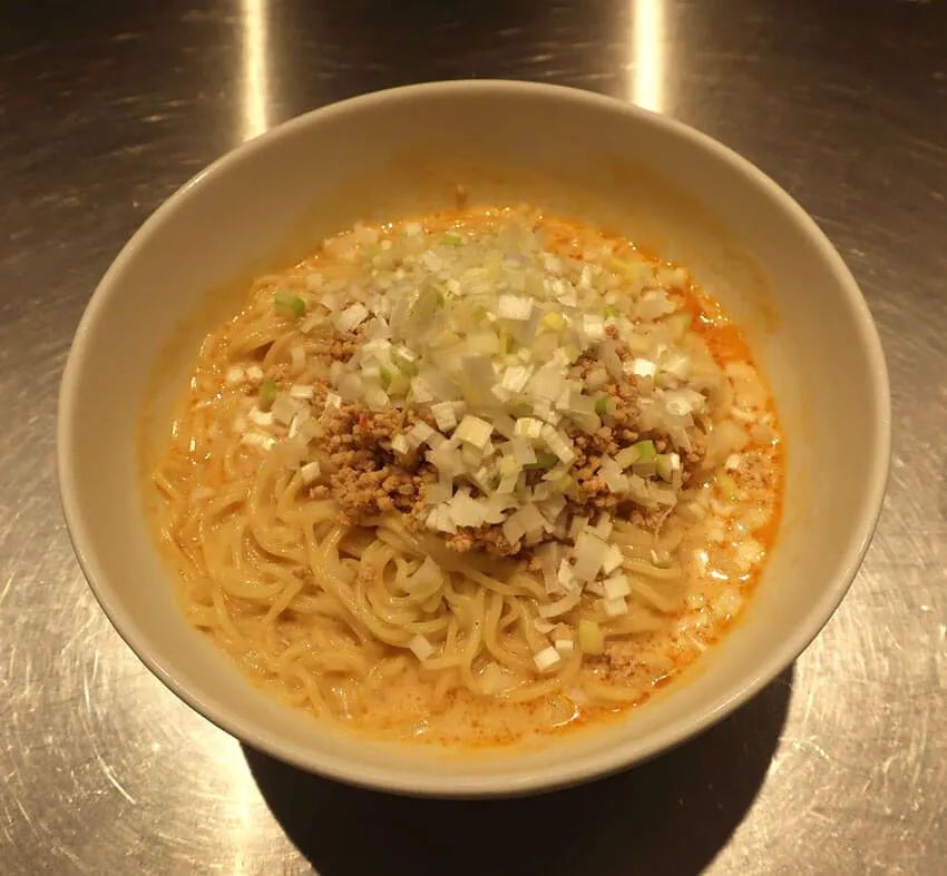 京都仕込みの担々麺に、独自の洗練が息づく。夏限定の「冷し担担麺」はあまりの人気の高さに、季節を飛び越え通期メニューへ昇格した。