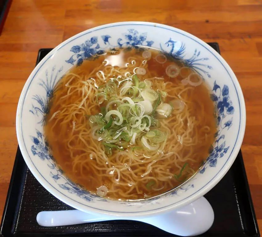 老舗の味を守る地元密着型系。ワンコインで味わえる「かけ中華」は、比内地鶏や煮干しなど天然素材の滋味が際立つ。