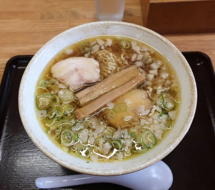 2010年創業。背脂入りの「中華そば」は、煮干しの滋味と低加水縮れ麺の食感が絶妙で、まさに盛岡を代表する味。